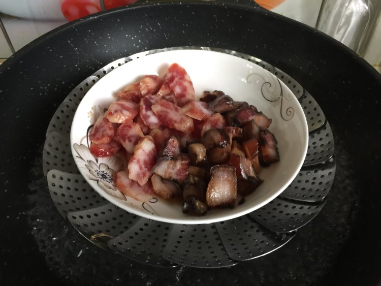 腊味双拼煲仔饭步骤1