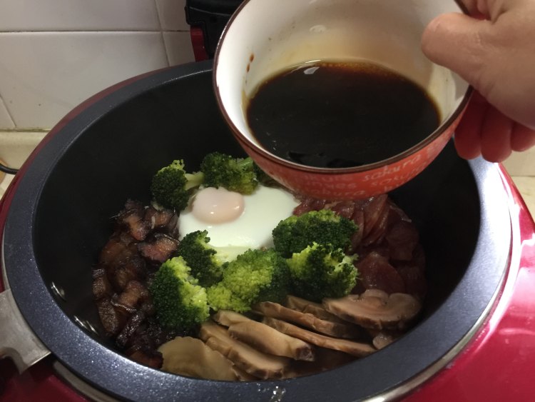 腊味双拼煲仔饭步骤9