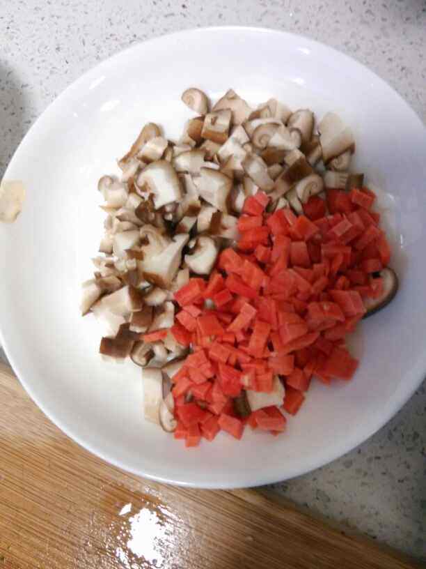 香菇胡萝卜肉末面步骤3