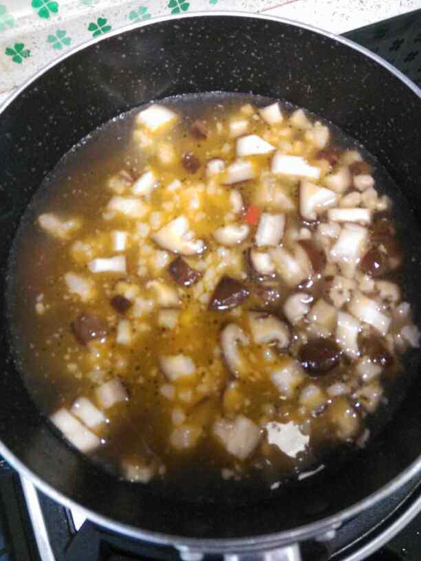 香菇胡萝卜肉末面步骤8