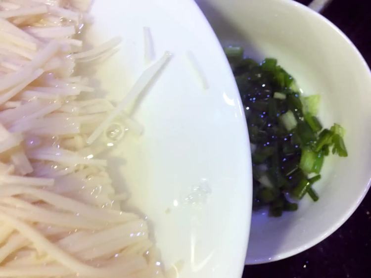葱油金针菇步骤11