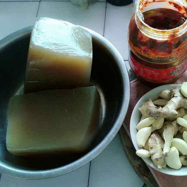 莴笋烧魔芋步骤1
