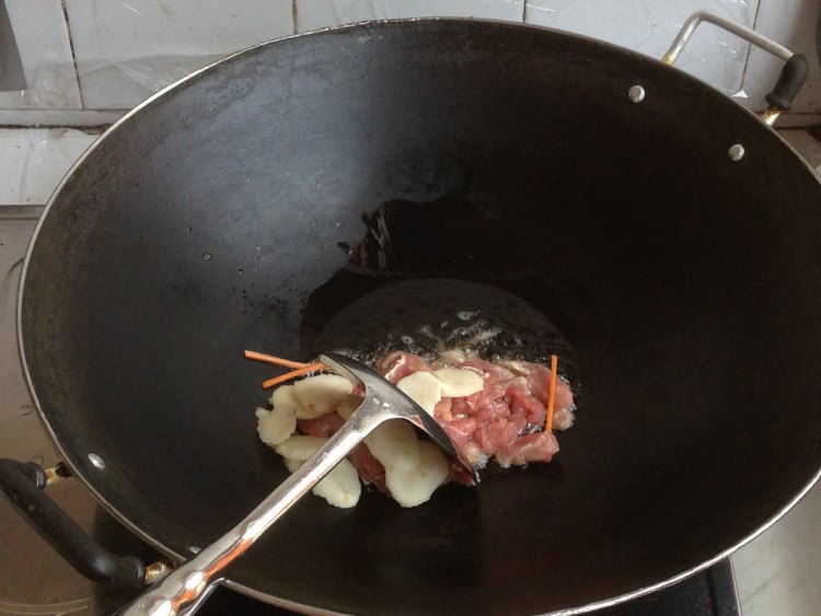 莴笋干炒瘦肉步骤4