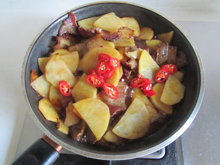 腊肉土豆片步骤6