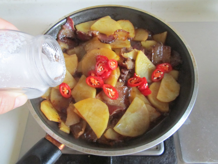 腊肉土豆片步骤7