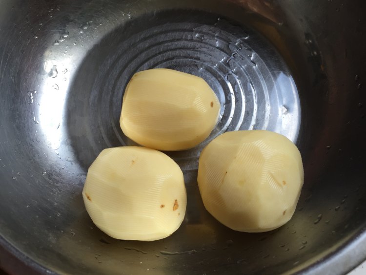三文鱼牛油果土豆丝披步骤1