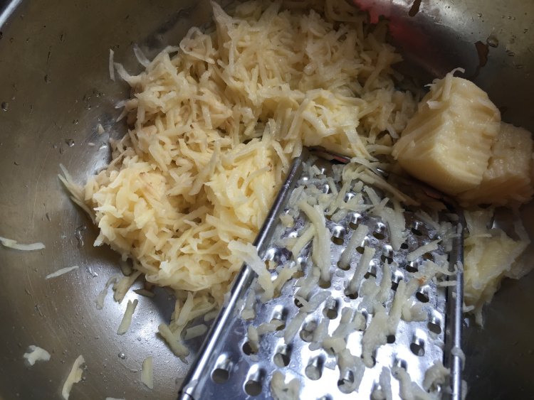 三文鱼牛油果土豆丝披步骤2