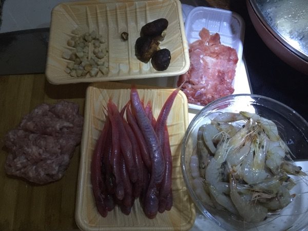 红亮鱼海虾粥步骤1