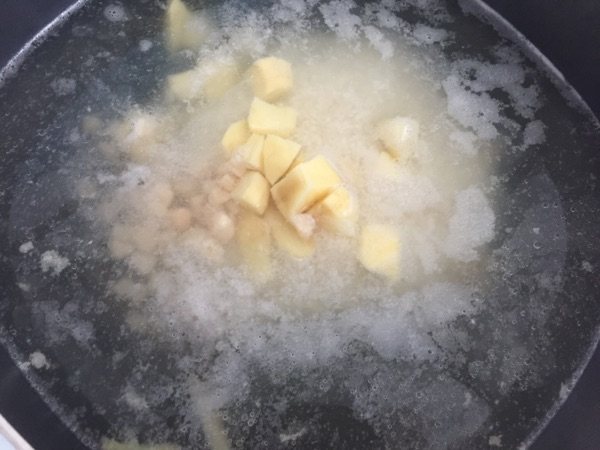 红亮鱼海虾粥步骤3
