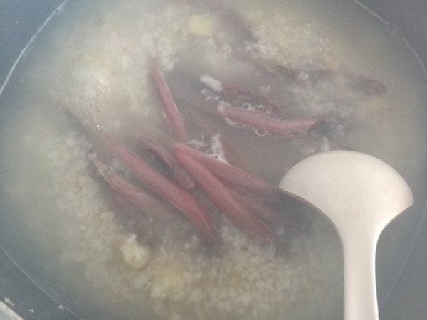 红亮鱼海虾粥步骤4