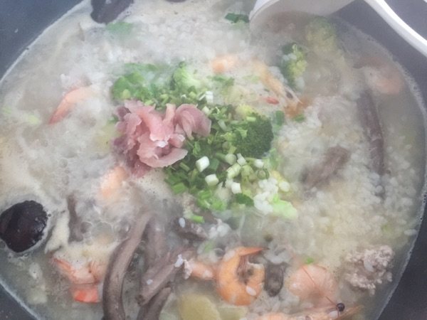 红亮鱼海虾粥步骤7