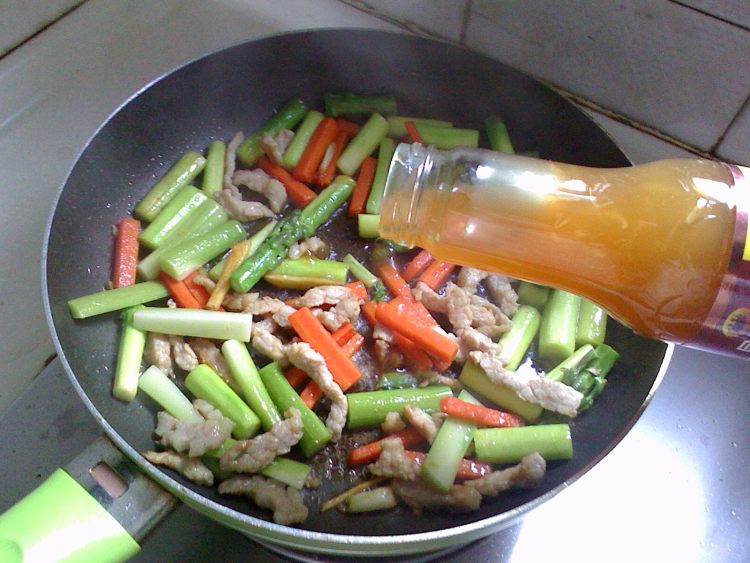 芦笋炒肉丝步骤7