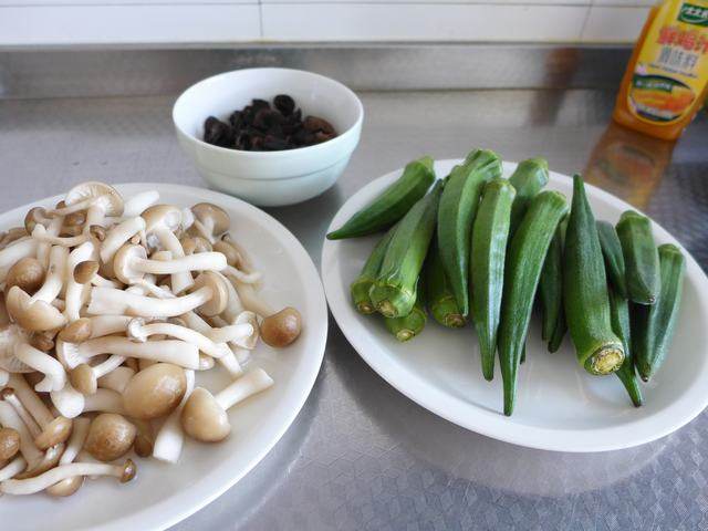秋葵炒菌菇步骤1