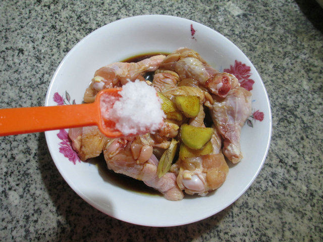 炸酱油鸡翅根步骤4