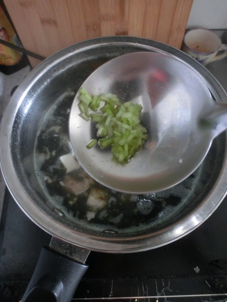 虾皮紫菜豆腐汤步骤8