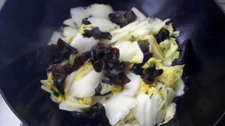 白菜木耳粉条炖豆腐步骤7