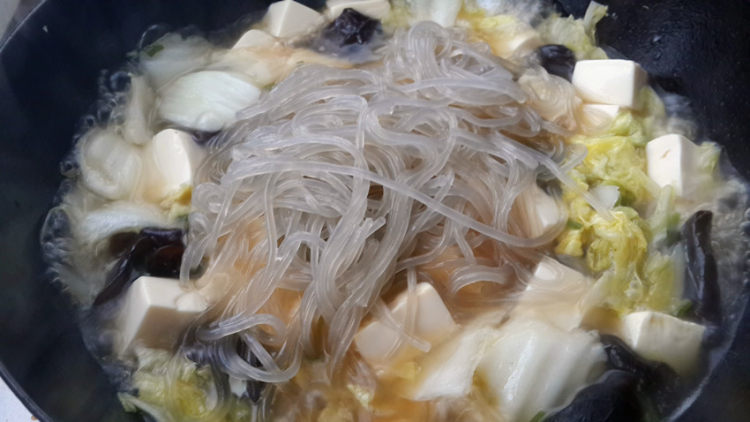 白菜木耳粉条炖豆腐步骤9