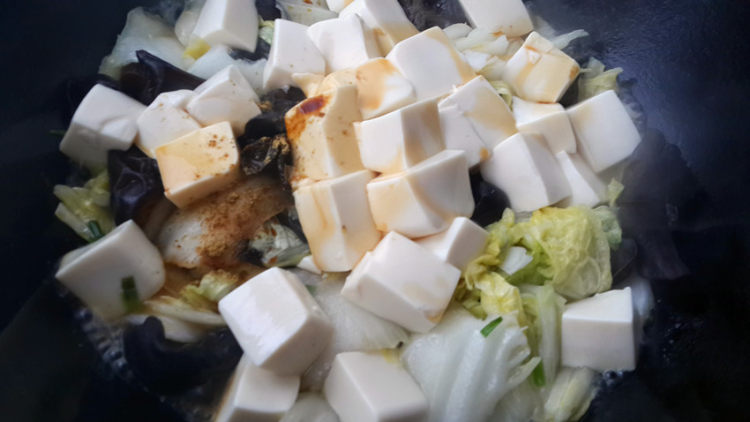 白菜木耳粉条炖豆腐步骤8
