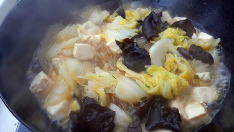 白菜木耳粉条炖豆腐步骤11
