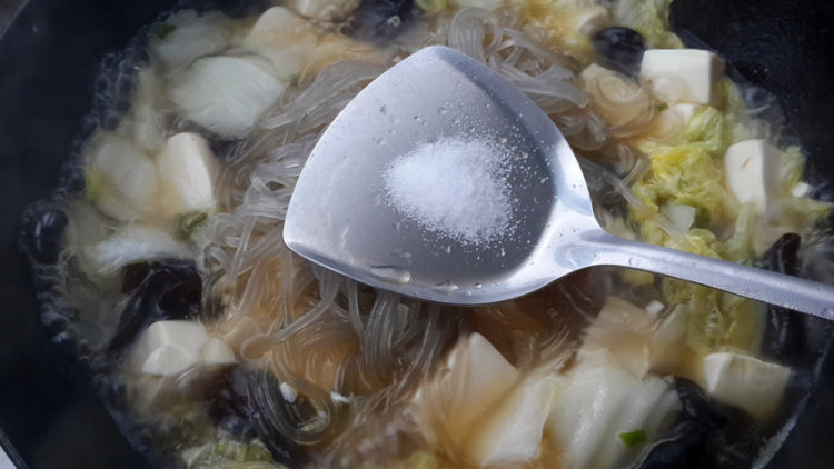白菜木耳粉条炖豆腐步骤10