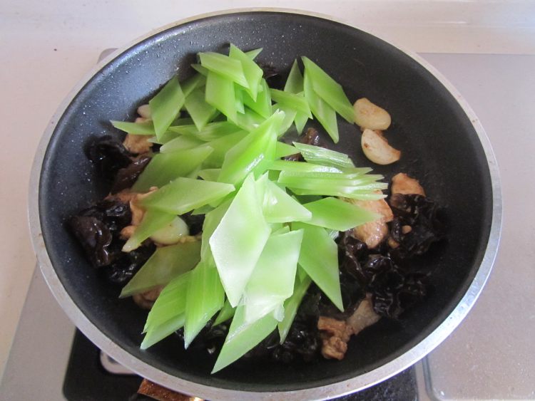 木耳莴苣炒鸡片步骤6