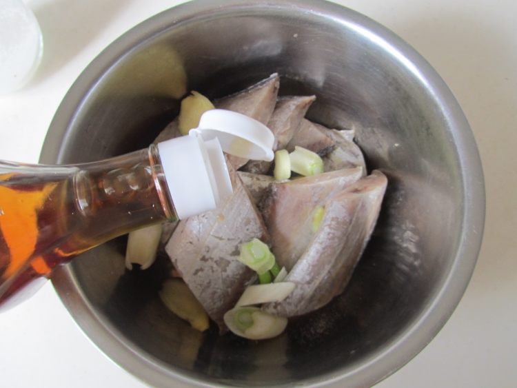老干妈烧带鱼步骤1
