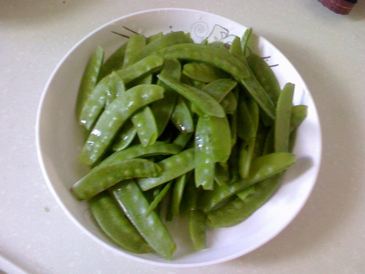 腊肠炒荷兰豆步骤1