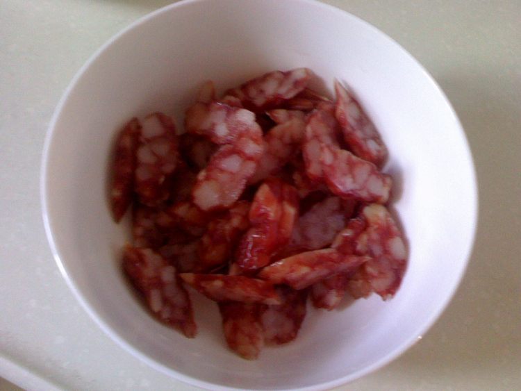 腊肠炒荷兰豆步骤2