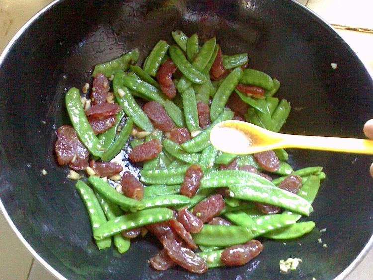 腊肠炒荷兰豆步骤8
