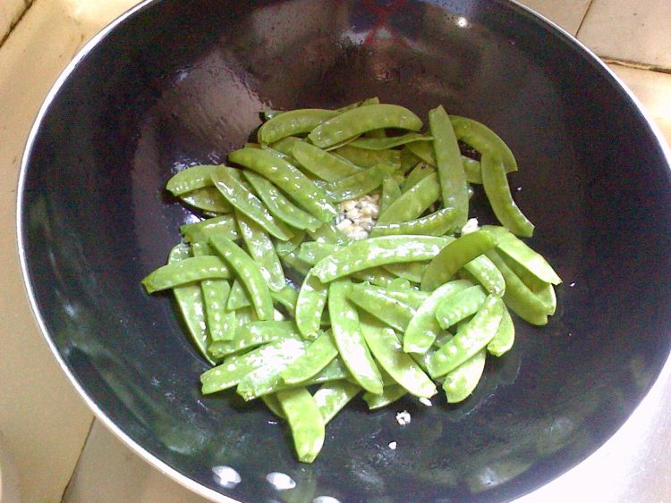 腊肠炒荷兰豆步骤6