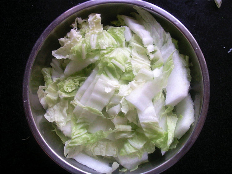 白菜丸子炖豆腐步骤1