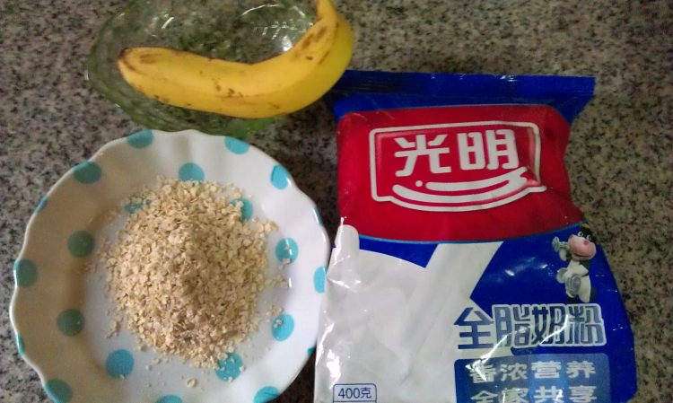 香蕉牛奶燕麦粥步骤1