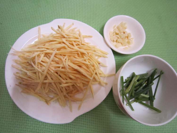 醋炒红薯丝步骤2