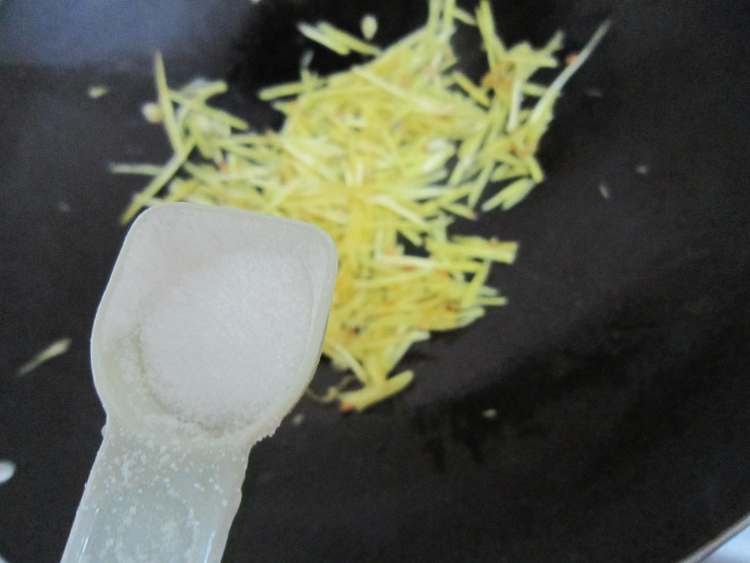 醋炒红薯丝步骤7