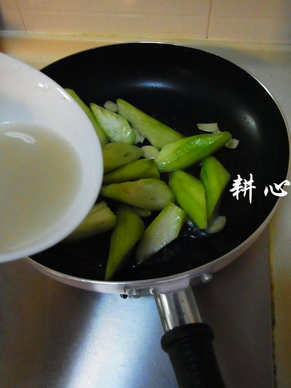 松子仁烩丝瓜步骤7