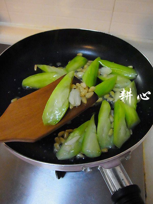 松子仁烩丝瓜步骤9