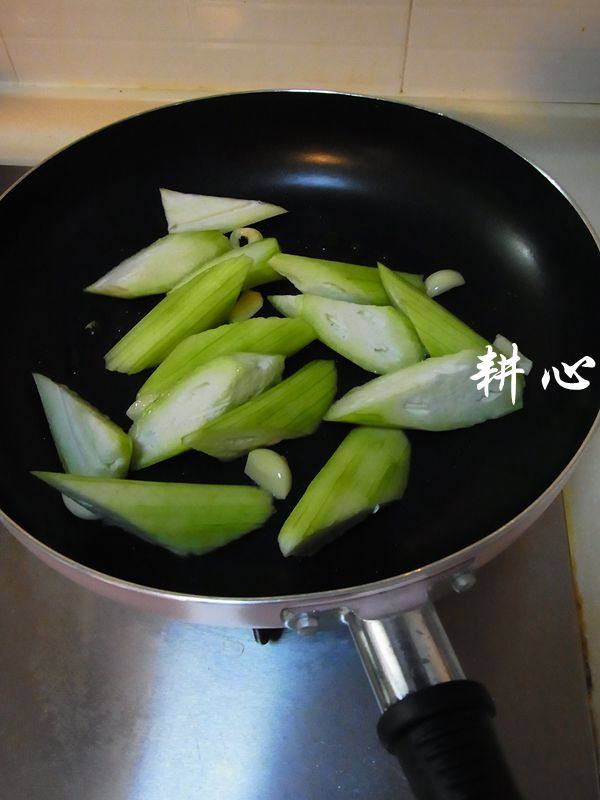 松子仁烩丝瓜步骤6
