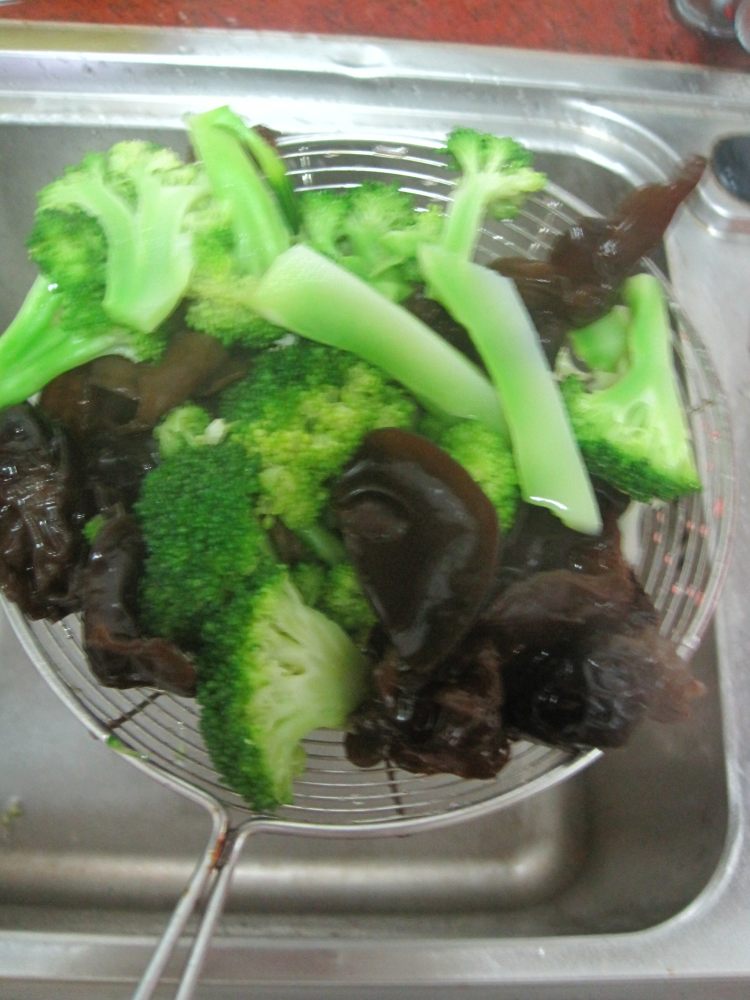 蒜香木耳西兰花步骤5