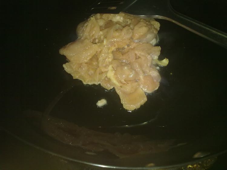 蘑菇炒鸡肉步骤5