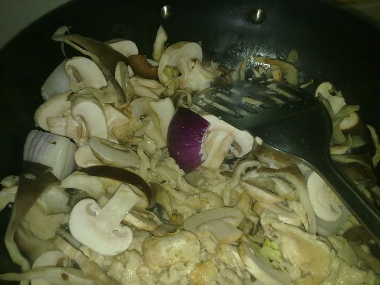 蘑菇炒鸡肉步骤7