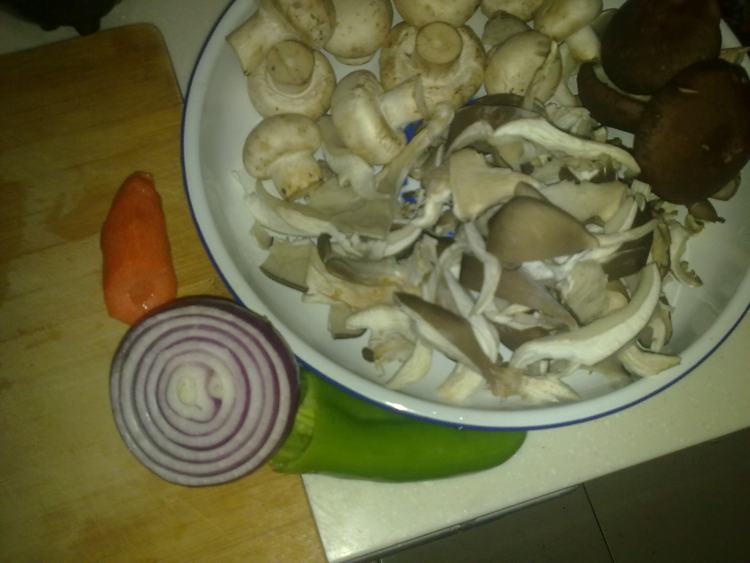 蘑菇炒鸡肉步骤1