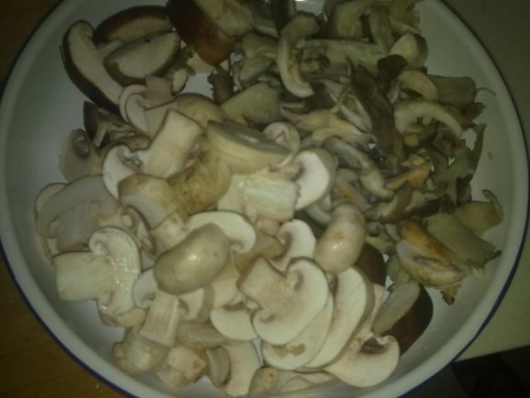 蘑菇炒鸡肉步骤2