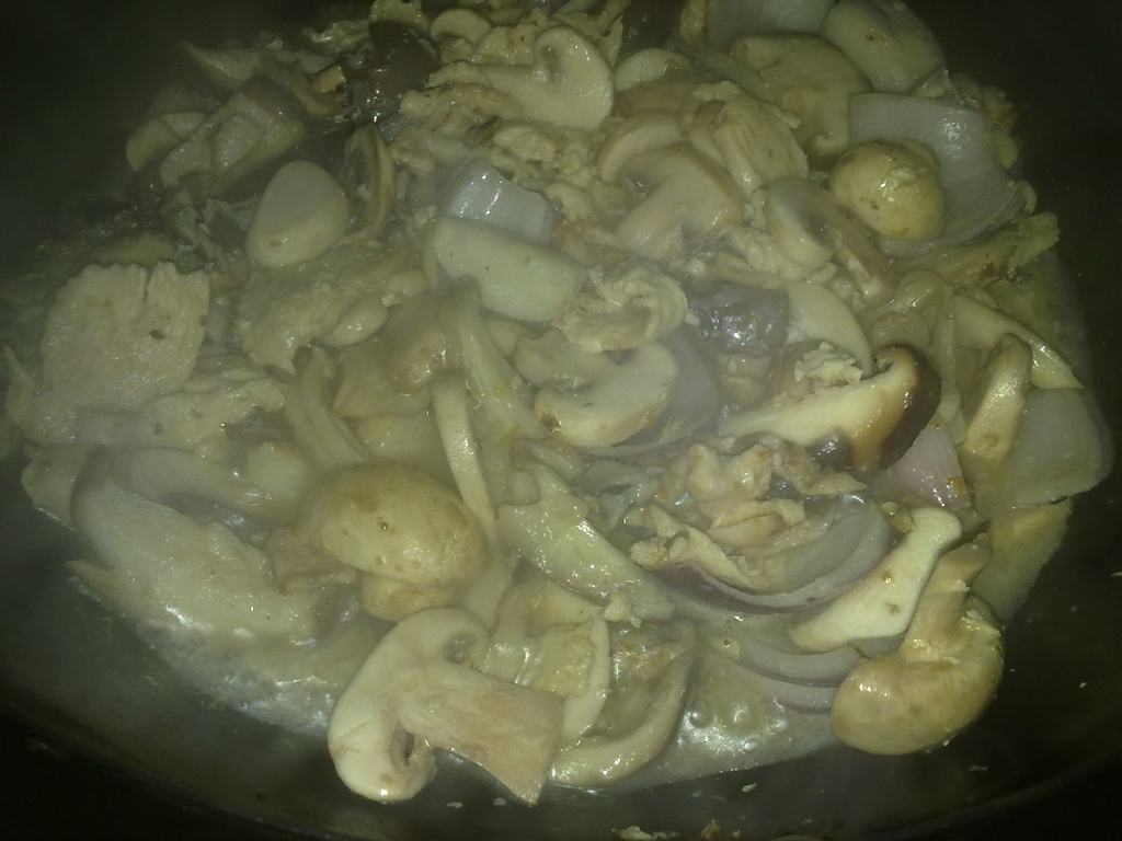蘑菇炒鸡肉步骤8
