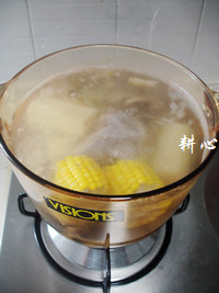甘蔗粟米鸭腿汤步骤5