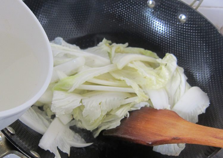 干贝栗子烧白菜步骤3