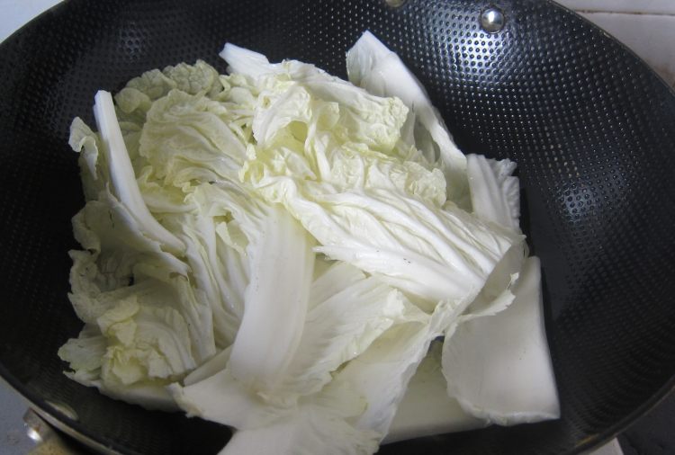 干贝栗子烧白菜步骤2