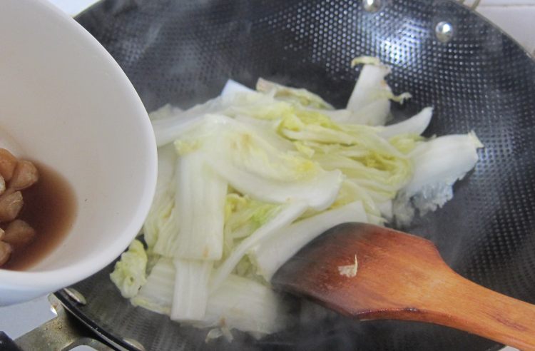 干贝栗子烧白菜步骤4