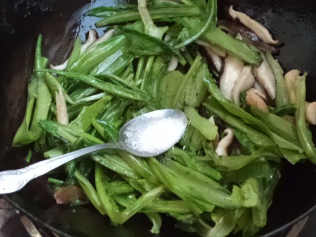 香菇油麦菜步骤6