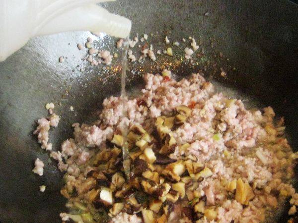 香菇末烧碎肉步骤5
