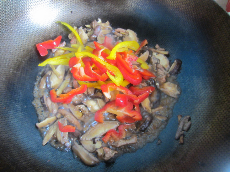 香菇彩椒肉丝步骤8